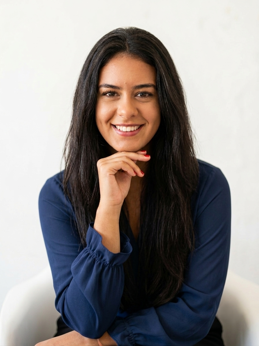 Retrato de Larissa Melo, psicóloga, sorrindo de forma acolhedora
